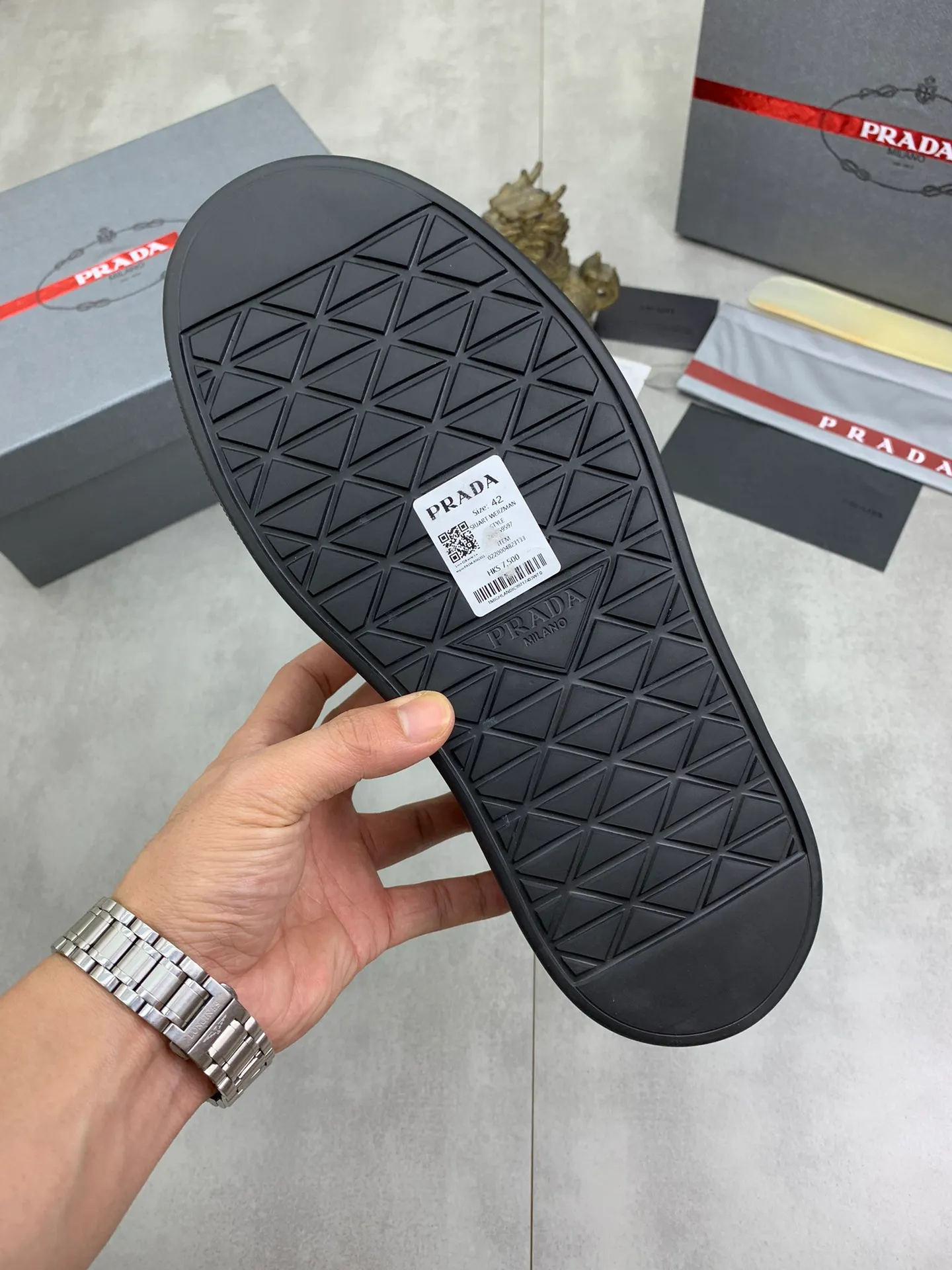 Men's Men's Shoes💰P560💰【New Style】 The latest model of high-quality PRADA classic men's shoes has been launched on the official website in 1:1 replica, synchronized in Hong Kong counters and on the same catwalk; all made of calfskin ➕Imported cowhide lining, 🍡🍡original rubber outsole 1:1 non-slip and wear-resistant; comfortable to wear, attractive style, fine workmanship, and simple and neat shoe last, showing a man's courage and toughness, 👍Number 38 to 44 (45 can be customized) 4⃣️colors🉑️ to choose from